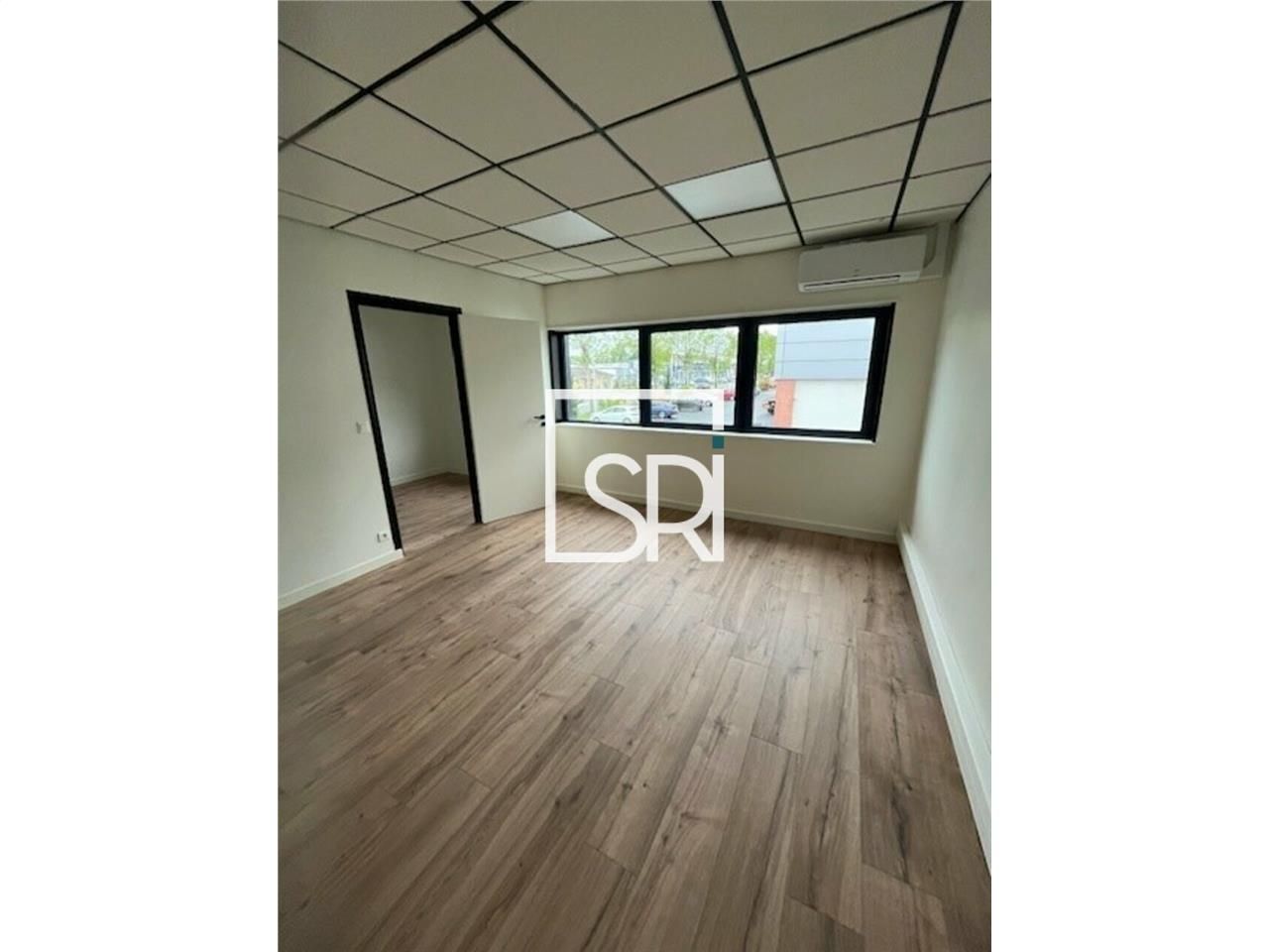 LOCATION BUREAUX 125 M² - BÂTIMENT MODERNE - 63 300 THIERS
