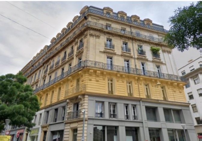 Location centre d'affaires 800 m² non divisibles