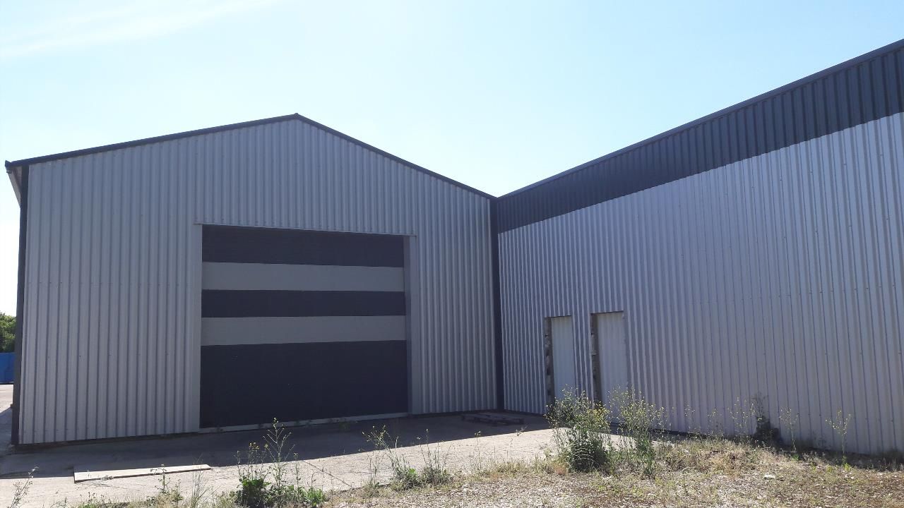 Local d'activités rénové situé proche de grands axes.