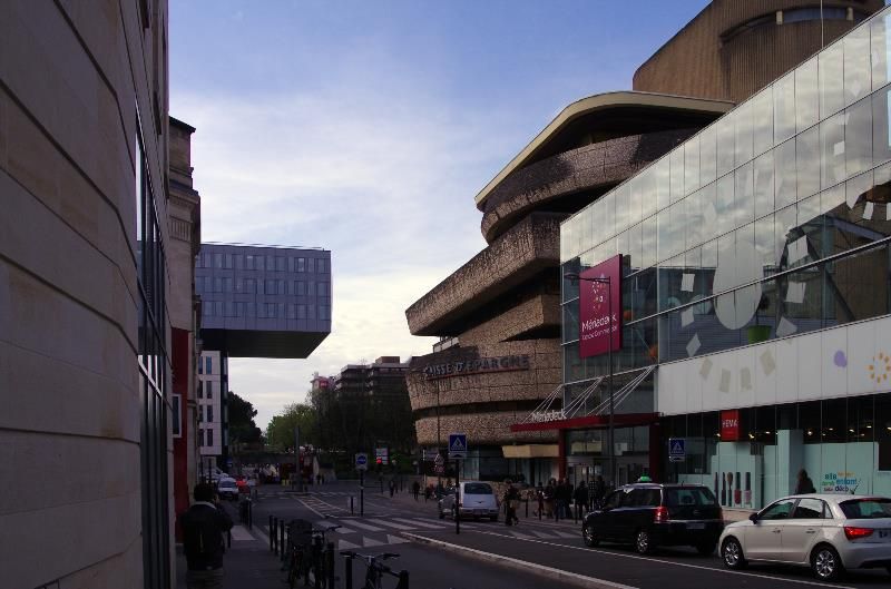 Dans un immeuble emblématique du Quartier Mériadeck bénénéficiant d'une architecture représentative des années 1970