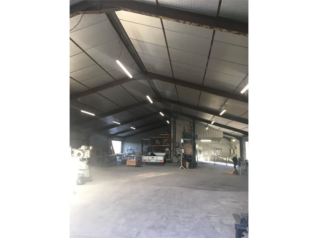 Location local 570.00 m² à AIXE SUR VIENNE