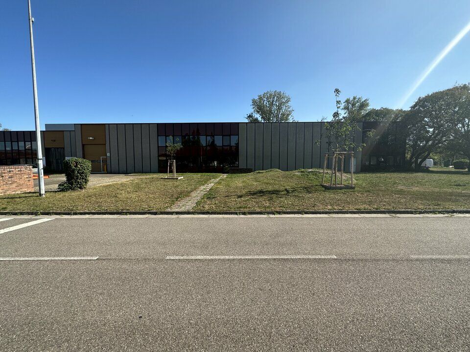 Location local d''activites 1340.7 m² divisibles à partir de 668.3 m²