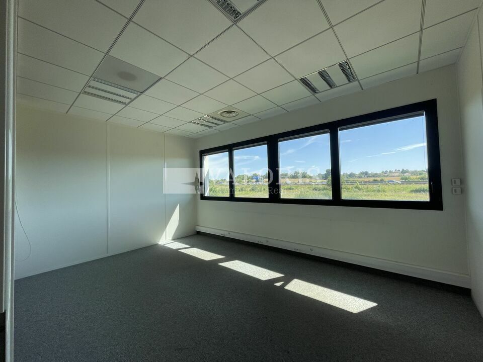 VALORIS REAL ESTATE vous propose à la location des bureaux situés au sein du parc TECHNOLAND à Saint Priest, disposant d'une excellence visibilité et accessibilité routière. 