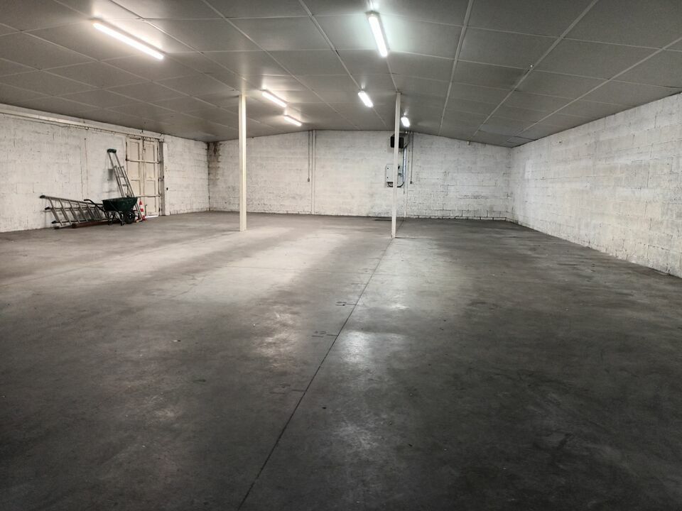 Local d'activités / commercial au cœur du quartier des concessionnaires.