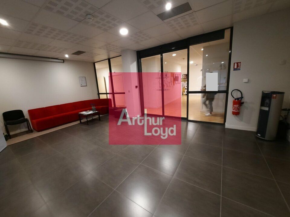 CLERMONT -FERRAND SECTEUR ESTAING CHU  A VENDRE BUREAUX 3209 M²  -  85 PLACES DE PARKING