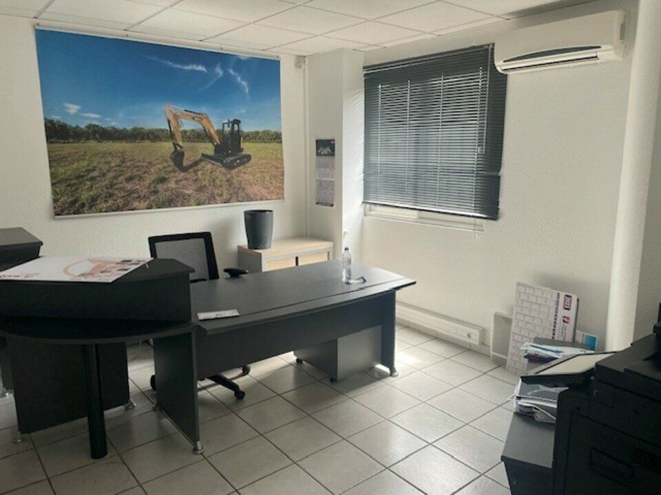 Local indépendant avec stockage extérieur et visibilité sur axe passant