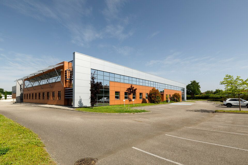 Location local d''activites 9623 m² non divisibles