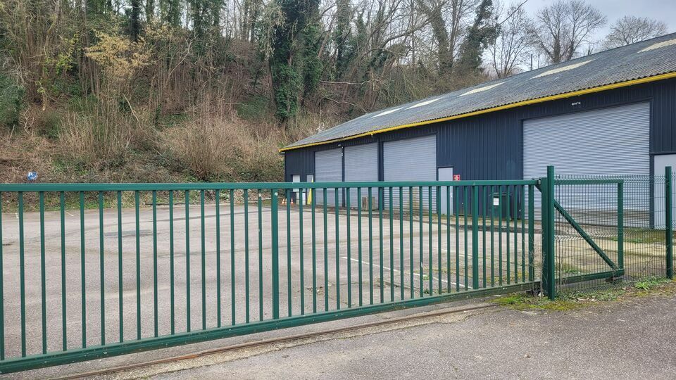 Location local d''activites 440 m² non divisibles