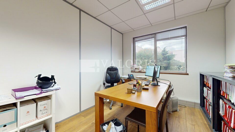 Valoris Real Estate vous présente une opportunité rare à la vente. Découvrez cet actif de qualité, bien entretenu, situé à seulement 9 minutes à pied du métro D - Valmy.