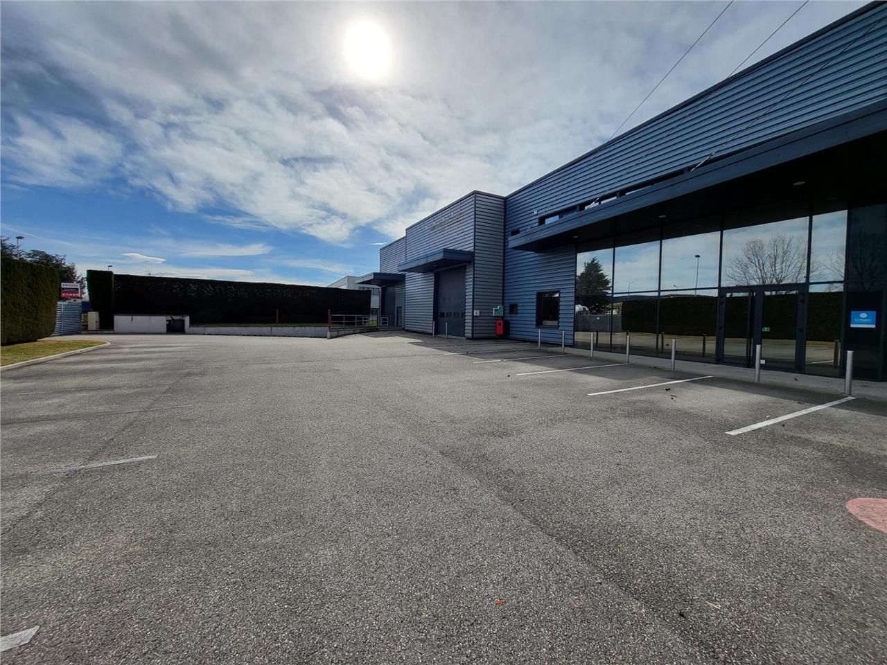 Location local 1310 m² à Saint-Quentin-Fallavier