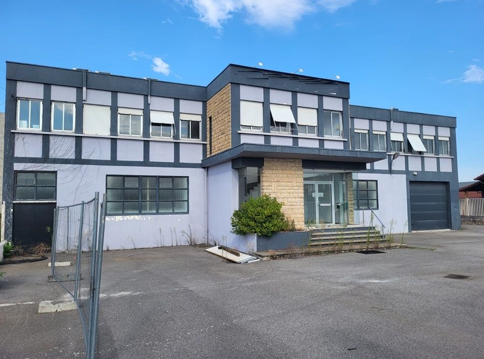 Location local 2275 m² à Décines-Charpieu