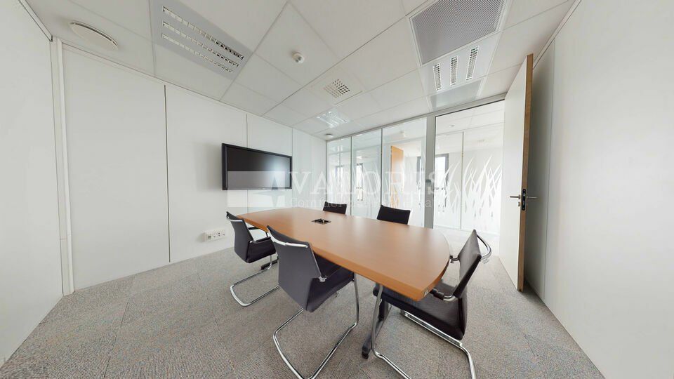 Immeuble de bureaux indépendant de bon standing composé de 1 653 m² de bureaux à la vente Bureaux cloisonnés et câblés, à proximité du Parc Technologique de Saint-Priest et des accès autoroutiers.