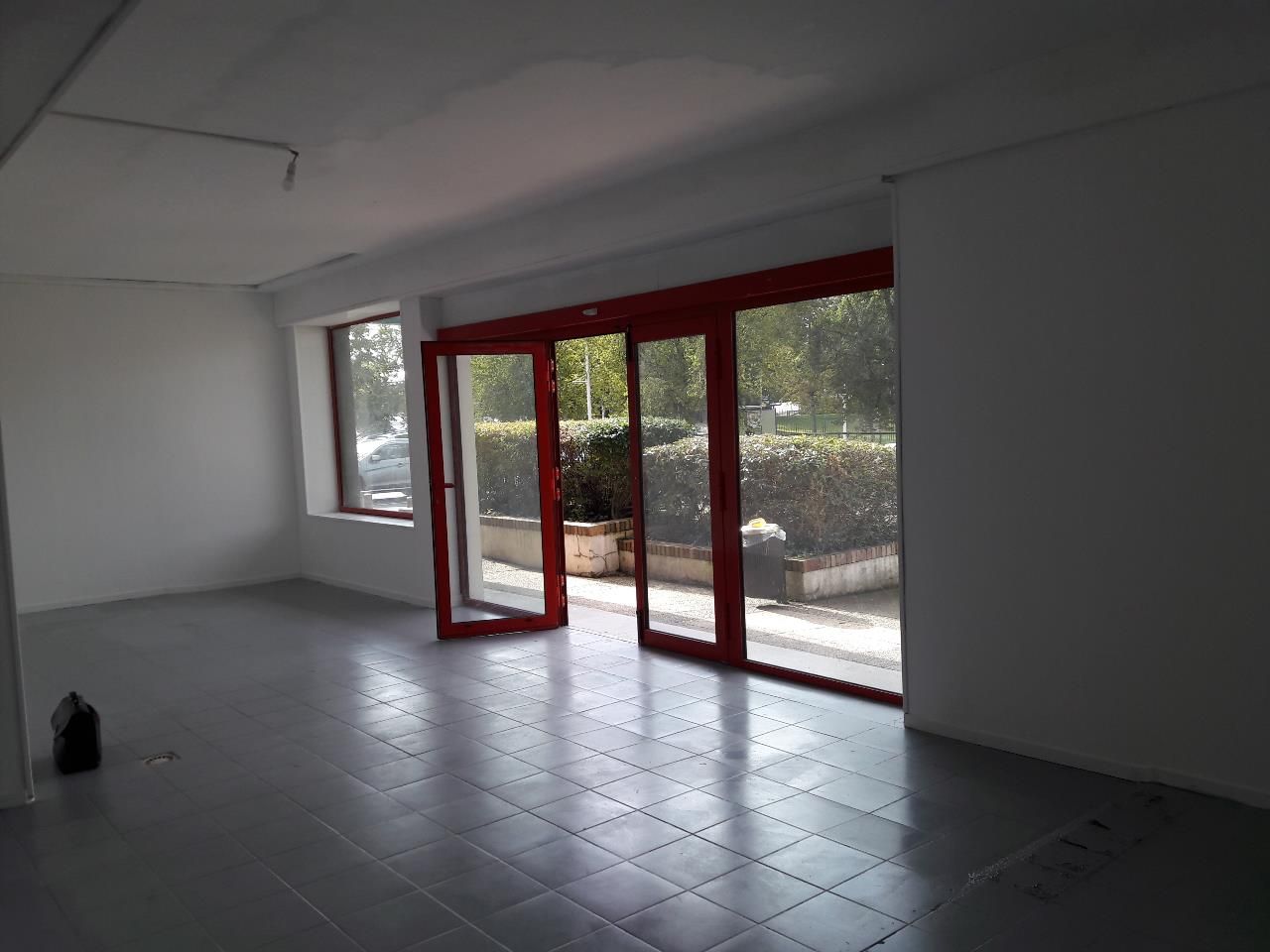 Axe passant - nombreux parkings.