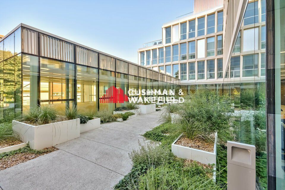 SURFACE DE STANDING AMÉNAGÉE