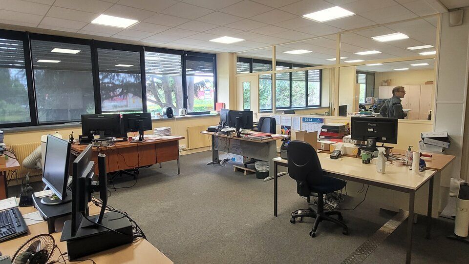 Superbe ensemble industriel sur un très bon emplacement en bordure du boulevard industriel.