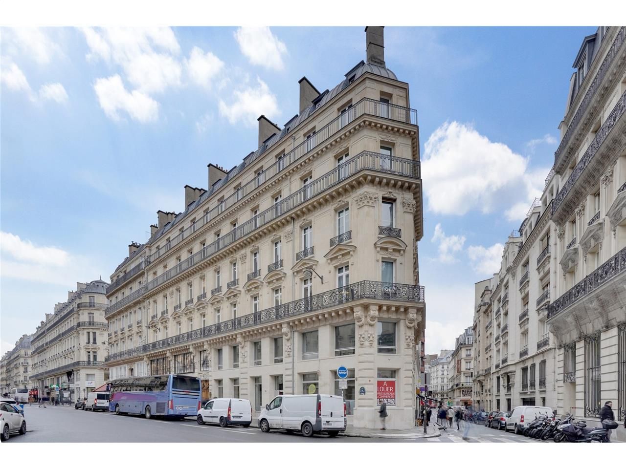 Location local commercial 256 m² à Paris