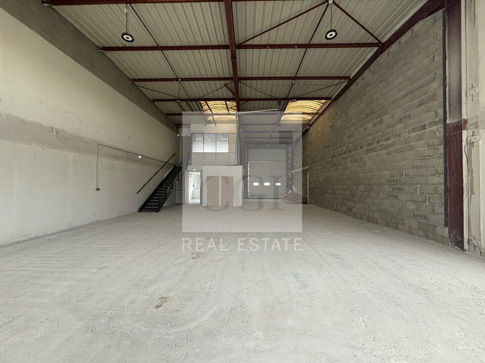 À Louer : Locaux d'Activités avec Bureaux – Chassieu, Fonctionnalité & Accessibilité