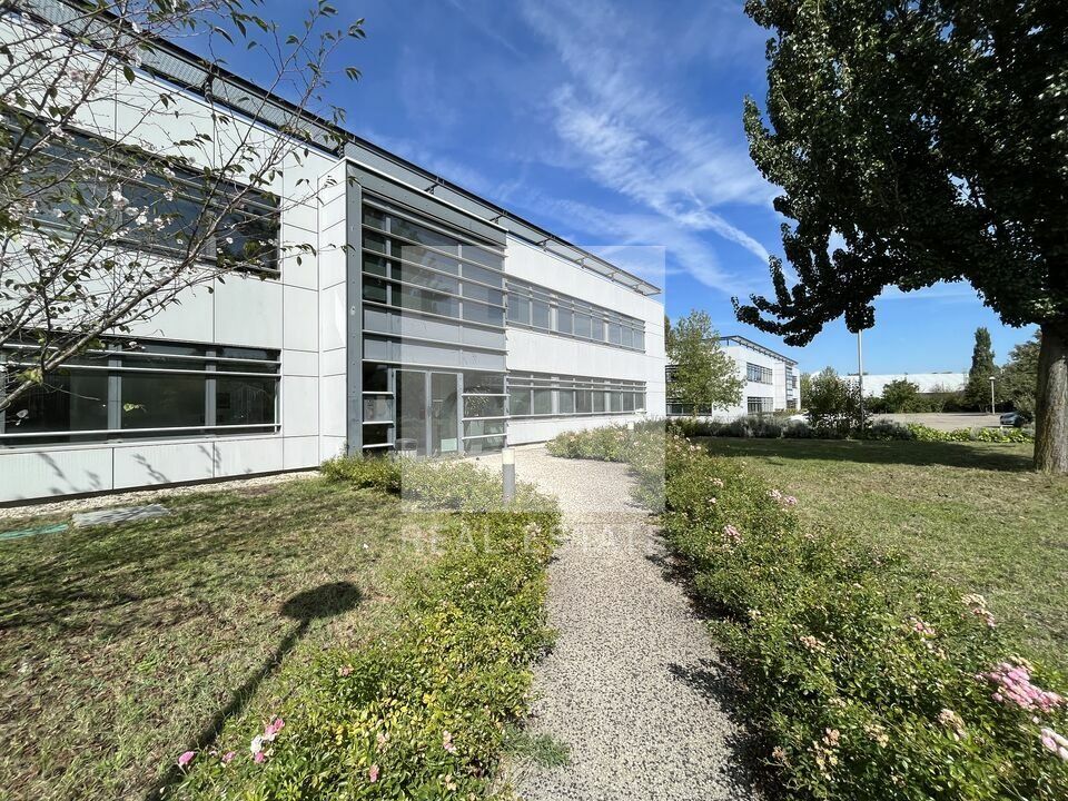 À Louer : Bureaux en Excellent État à Saint-Priest - Aménagés et Climatisés
