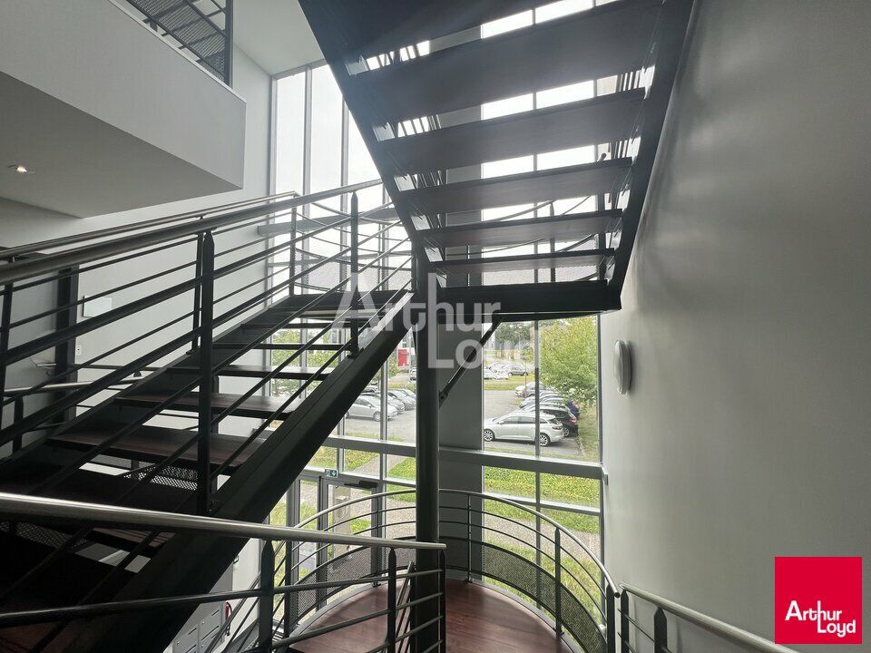 VERN SUR SEICHE - VAL D'ORSON - A LOUER 375 M² DIVISIBLES