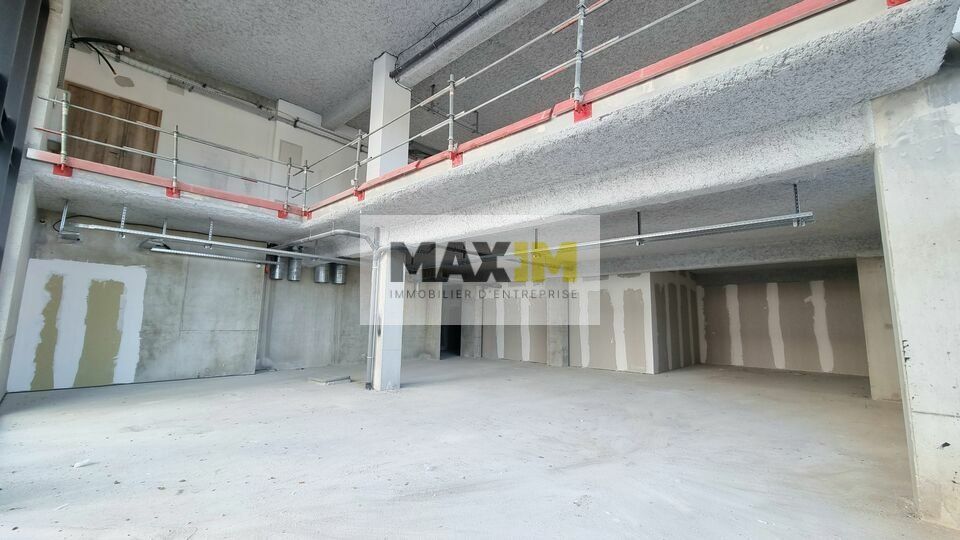 L'emplacement et l'attractivité liée à la concentration d'activités variées sont les principaux atouts de cette cellule commerciale