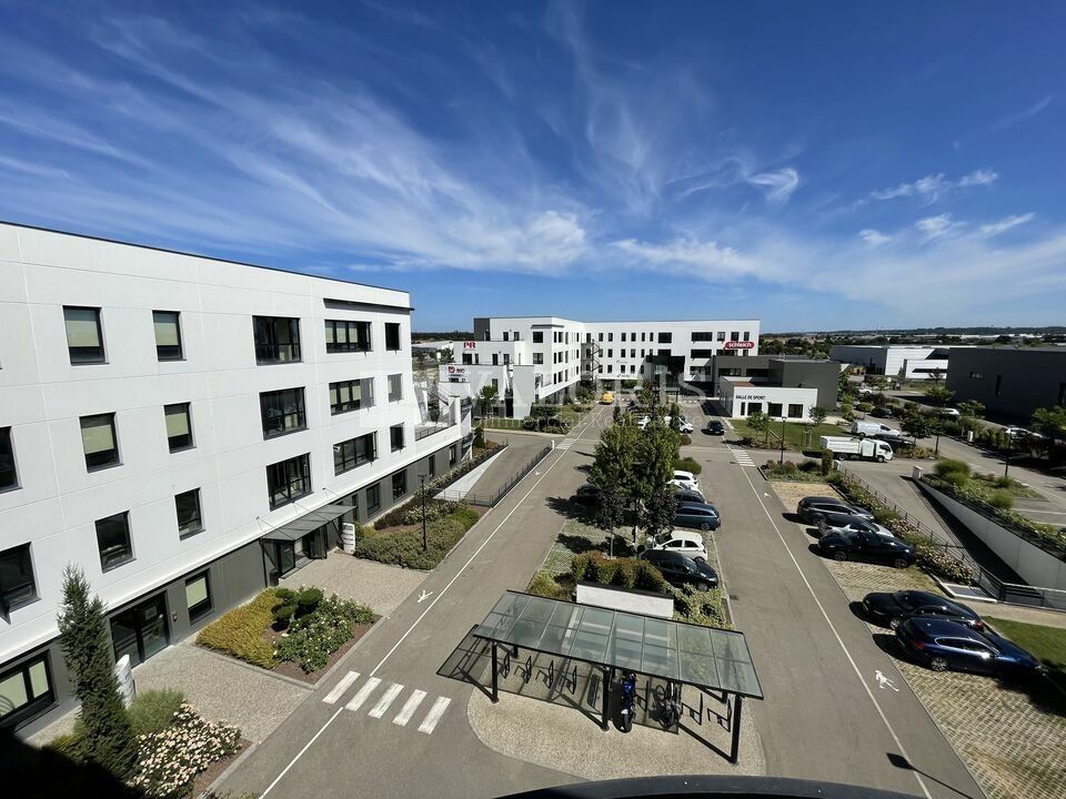 VALORIS REAL ESTATE vous propose à la location des bureaux neufs livrés en plateau nu. Situé au sein du parc EVEREST à Genas, ces bureaux disposent de terrasses privatives et de nombreuses places de stationnements.