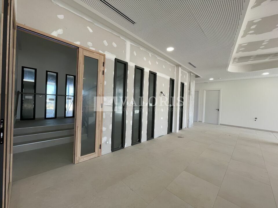 VALORIS REAL ESTATE vous propose à la location des bureaux neufs livrés en plateau nu. Situé au sein du parc EVEREST à Genas, ces bureaux disposent de terrasses privatives et de nombreuses places de stationnements. 