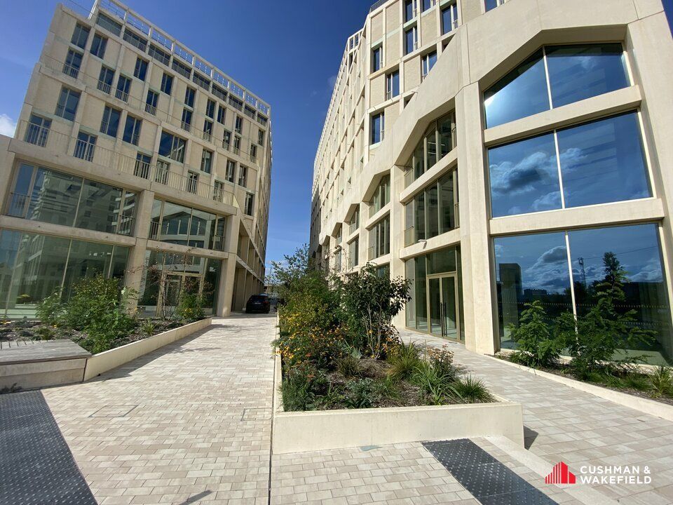 Location local commercial 954.7 m² divisibles à partir de 143.5 m²