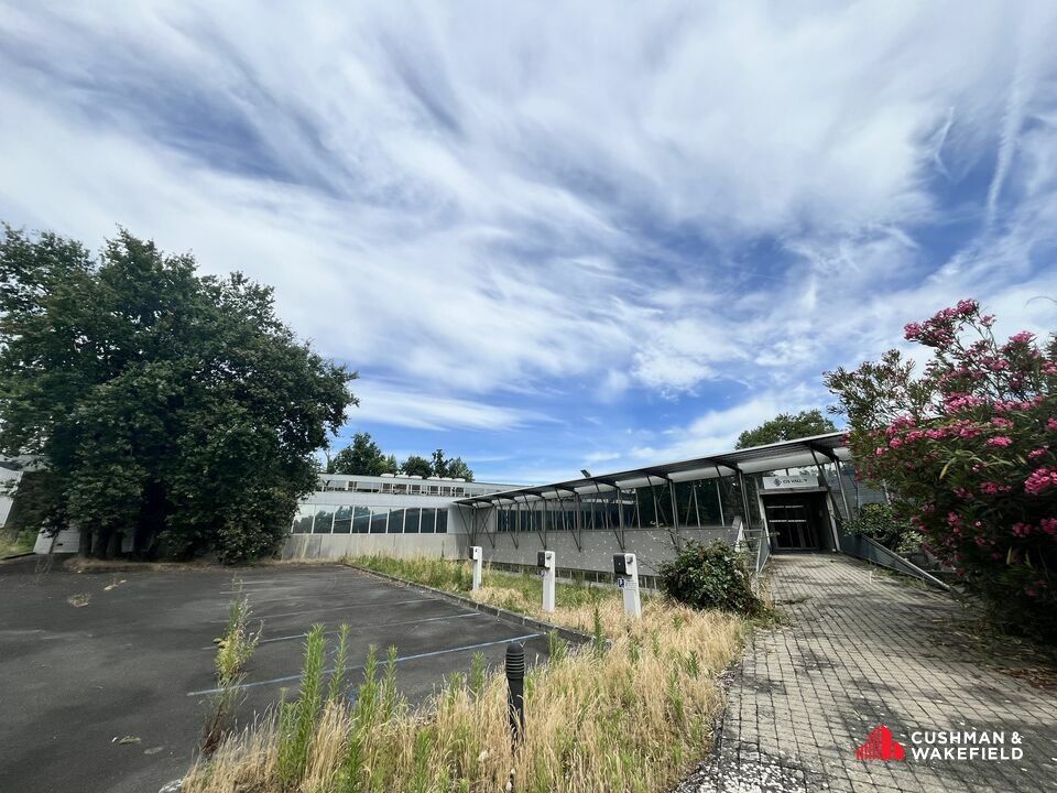 A Bruges, un immeuble de bureaux indépendant d'une surface de 1894 m² en R+1 proposé à la vente