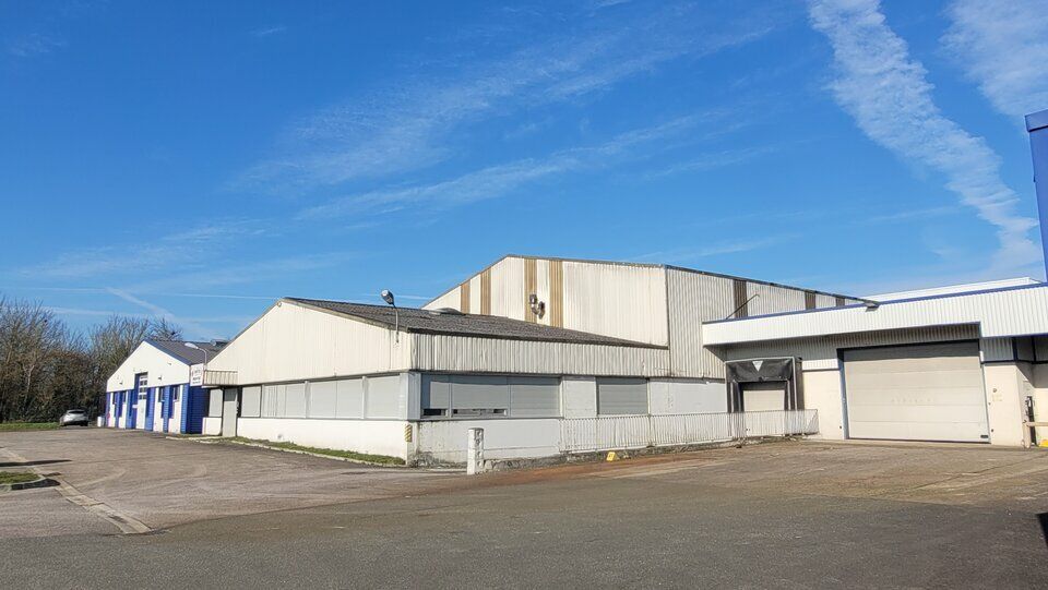 A LOUER LOCAUX DE PRODUCTION, DE STOCKAGE ET BUREAUX SITUES SUR UN AXE PASSANT PLATEAU NORD.