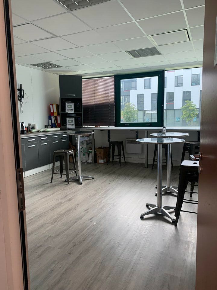 A Bruges, dans un ensemble tertiaire, nous vous proposons à la location, une surface de 220 m² de bureaux située au Rez-de-chaussée