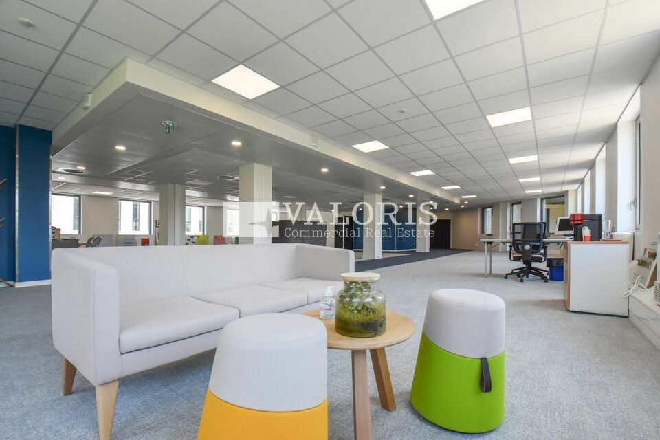 Bureaux à la louer au sein d'un immeuble entièrement réhabilité. Plateaux et parties communes rénovés. Dans un territoire vivant et inventif où chaque entreprise à sa place proche du parc de la Tête d'Or.