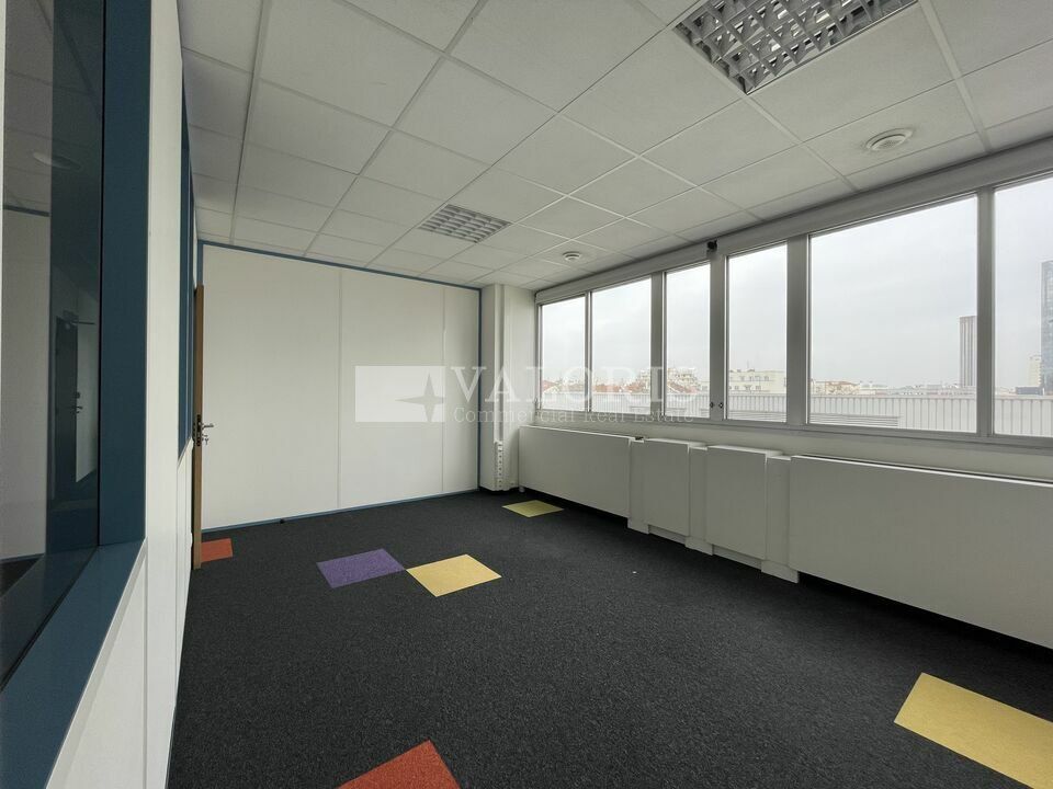 Bureaux à louer. Immeuble IGH. Coeur Part-Dieu au pied du centre commercial et à proximité immédiate du pôle multimodal. Bail dérogatoire. 