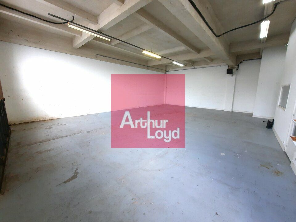 CLERMONT FERRAND ZONE DU BREZET A LOUER LOCAL ACTIVITE  130 M²