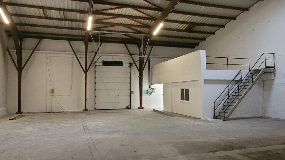 Local d'activités rénové dans un ensemble plus vaste.