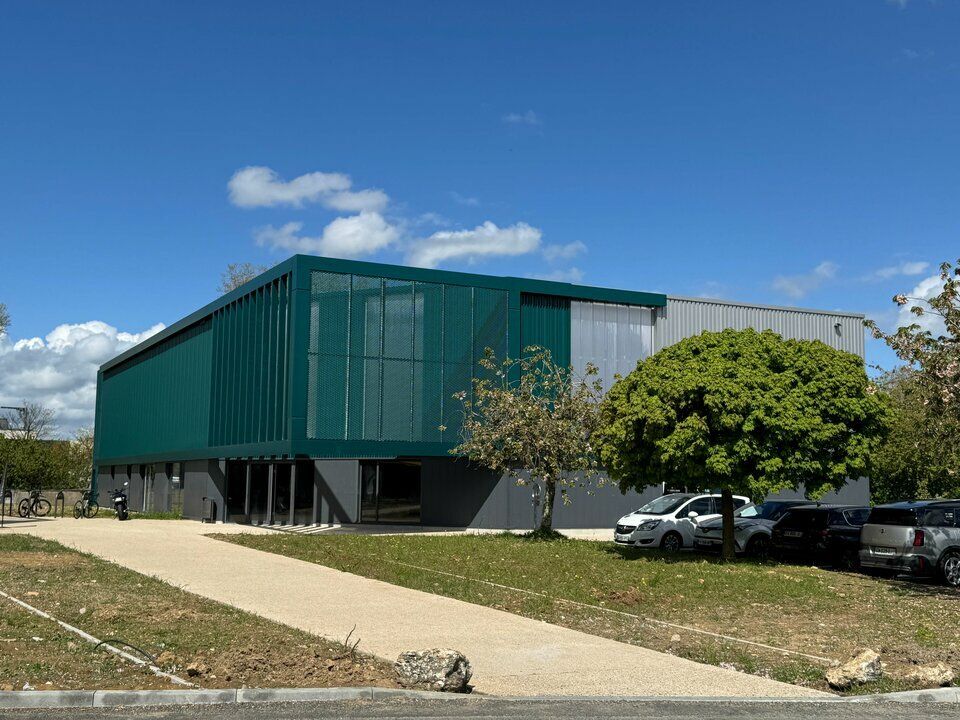 À louer : Local commercial neuf 979 m² à Tours Nord