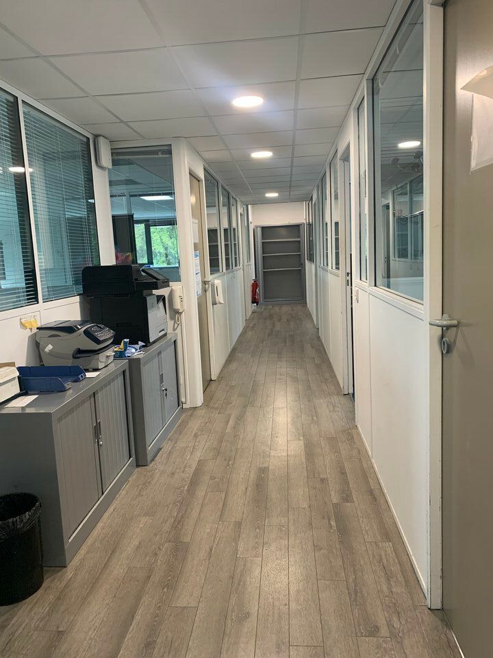 A Bruges, dans un ensemble tertiaire, nous vous proposons à la location, une surface de 360 m² de bureaux située au Rez-de-chaussée