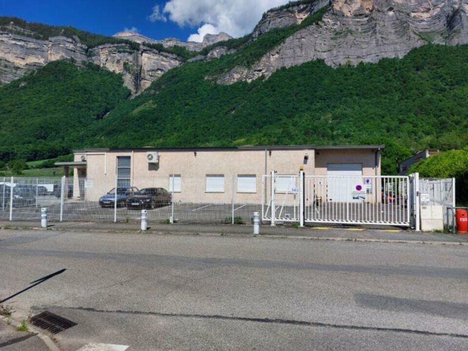 Location local d''activites 600 m² non divisibles