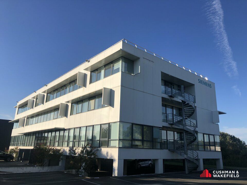 Proche de l'aéroport de Mérignac, un immeuble d'une surface de 1 825 m² en R+2 divisible