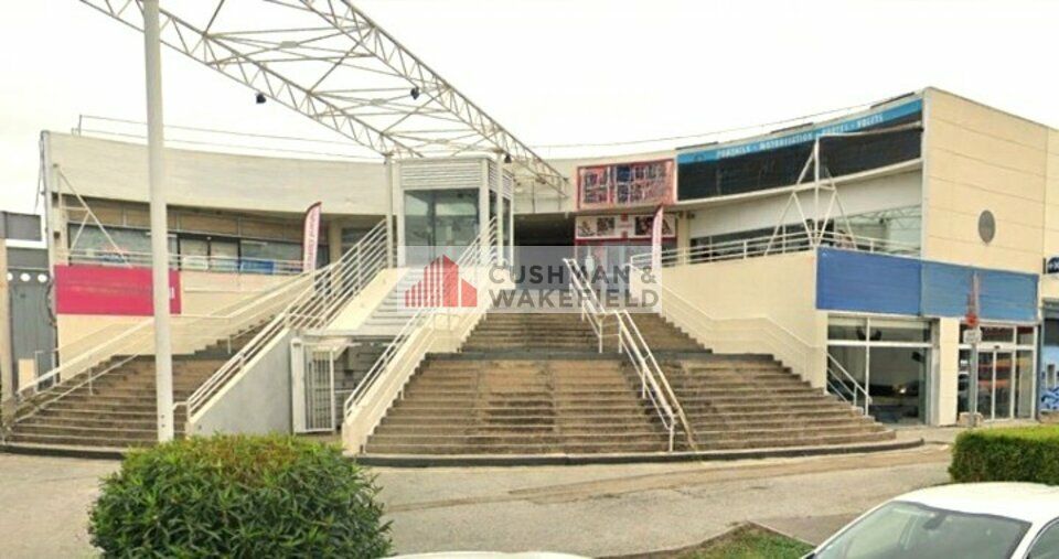 NIMES -LOCAUX COMMERCIAUX A LOUER