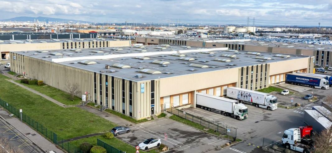 Location local 10105 m² à Corbas