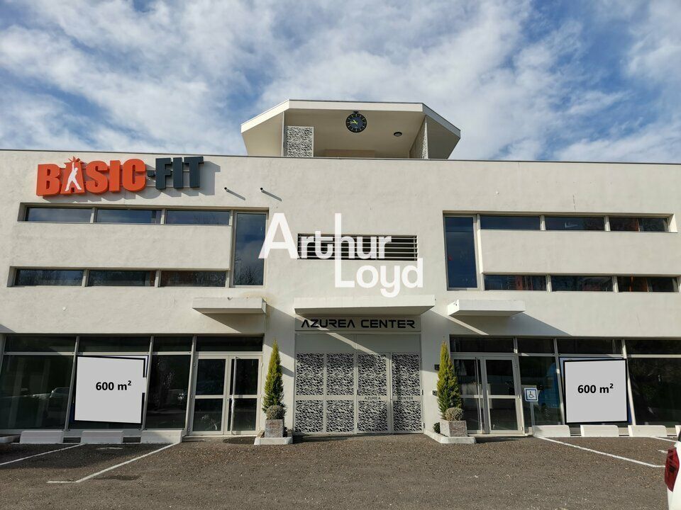 Location local commercial 1200 m² divisibles à partir de 580 m²