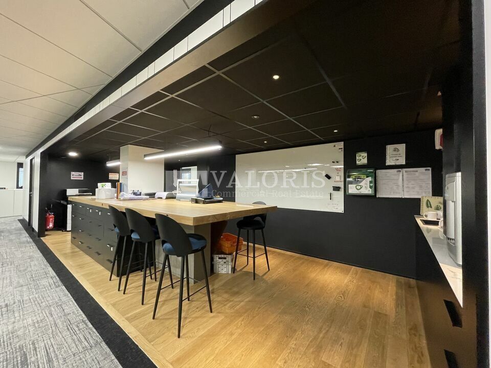 A louer, bureaux de qualité, idéalement situés au cœur du 6e arrondissement de Lyon. Quartier dynamique, à proximité de nombreux commerces et restaurants. Proche des transports en commun. Bureaux en excellent état : cloisonnés, climatisés. 