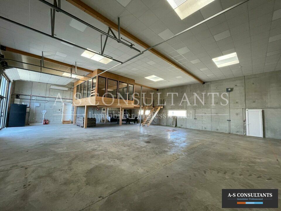 Location local d''activites 865 m² divisibles à partir de 214 m²