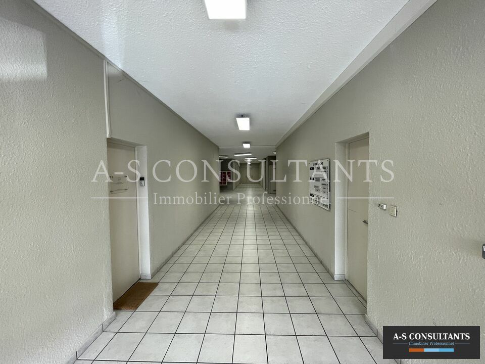 VALENCE (26000) à vendre bureaux sur une surface de 355m2 situé en zone franche et proche des grands axes avec de nombreux stationnements 