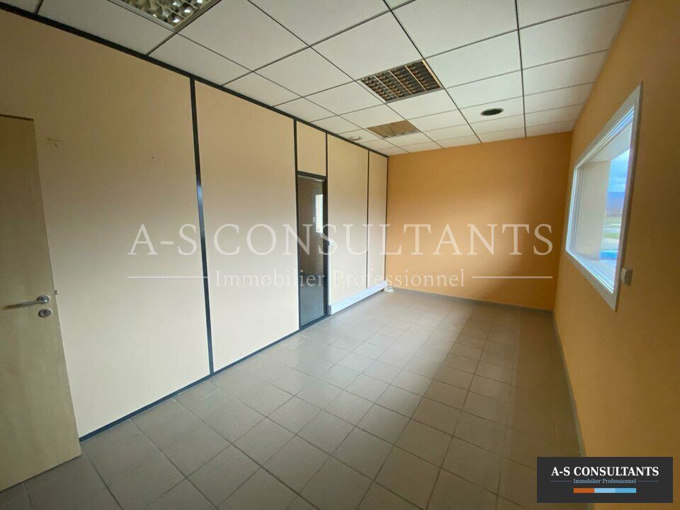 CHABEUIL (26120) à louer bureaux 80 m2 avec garage de 90 m² à proximité des grands axes et de l'aéroport de Chabeuil avec nombreux stationnements privatifs.
