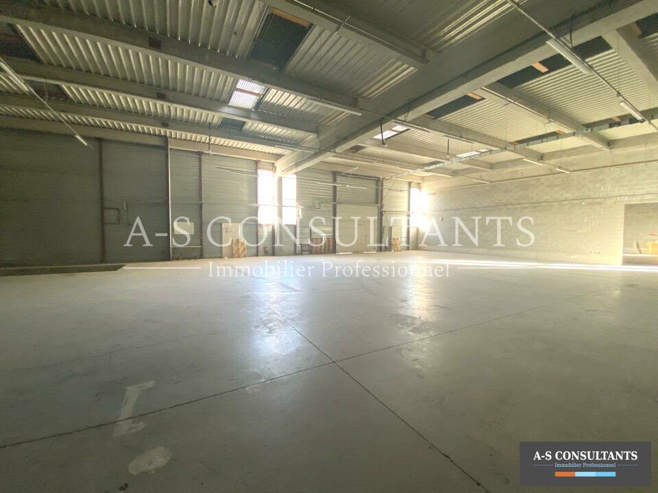 Location local d''activites 800 m² non divisibles