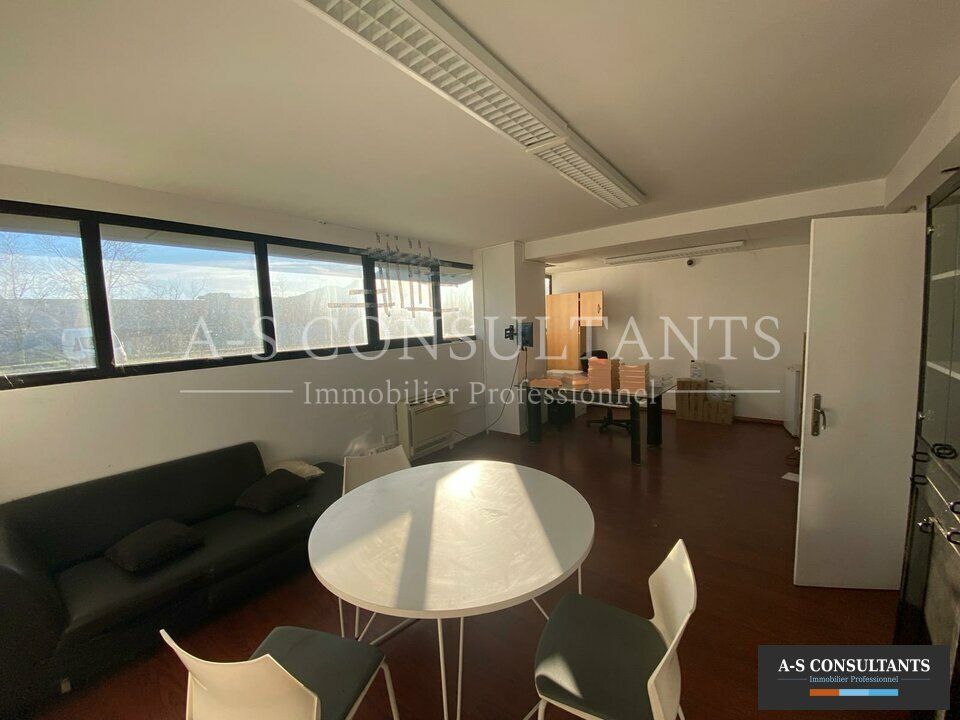 GUILHERAND GRANGE (07500) à louer local d'activité de 1100 m² proche des grands axes avec nombreux stationnements privatifs.