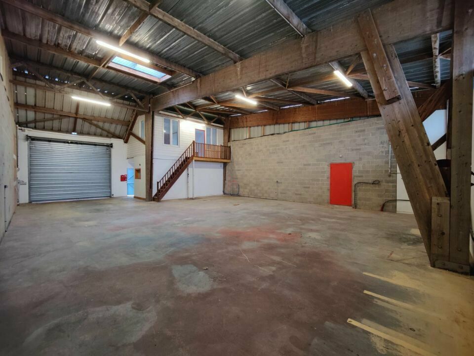 Location local d''activites 681 m² non divisibles