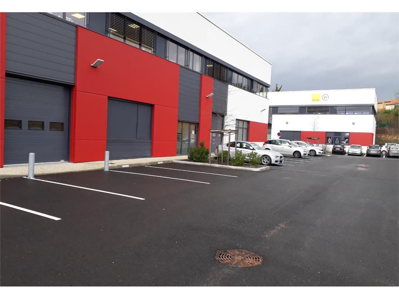 Location local 473 m² à Dardilly