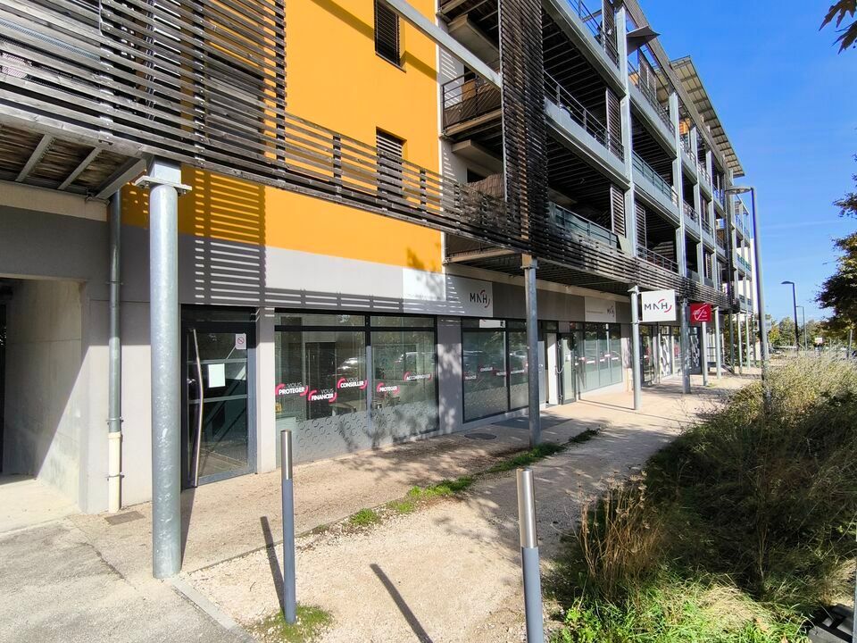 Location local commercial 130.57 m² non divisibles